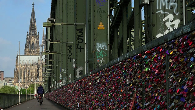 德国北莱茵威斯特伐利亚科隆霍亨索伦桥上的挂锁视频素材