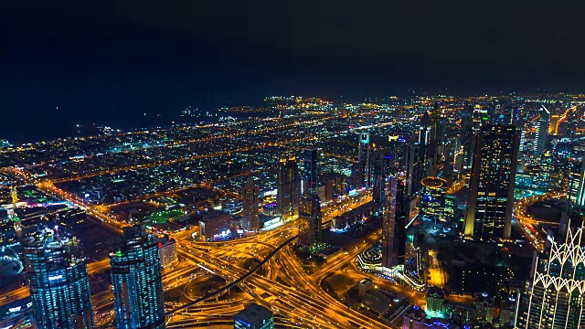 晚上沿着谢赫扎耶德路的迪拜天际线视频素材