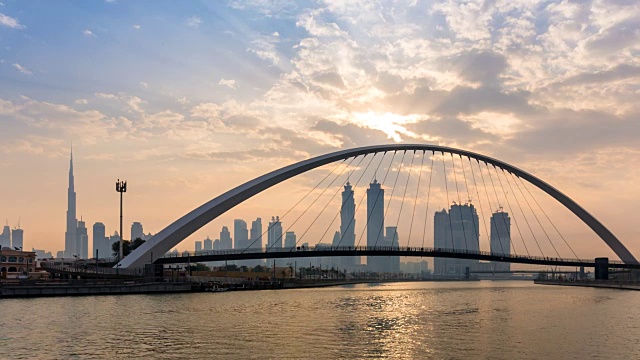 WS迪拜天际线和人行天桥穿过迪拜河视频素材