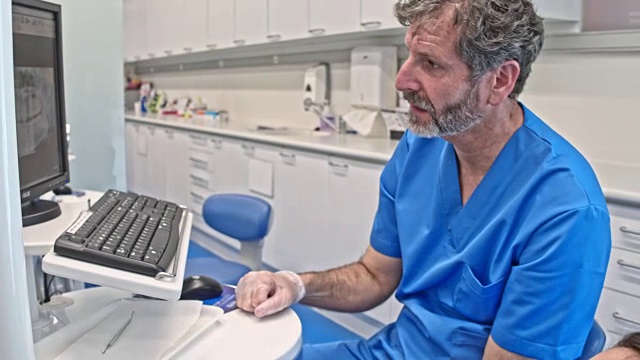 成熟的牙医和女病人在讨论x光视频素材