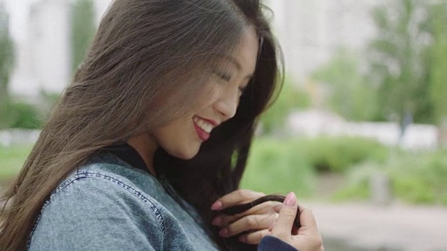 年轻的亚洲女人的肖像与订婚戒指视频下载