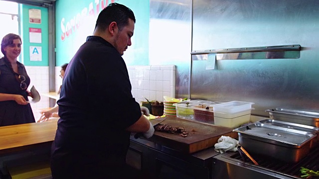 厨师在Taqueria厨房熟练地切肉视频下载