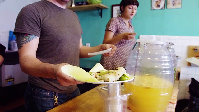 顾客在拥挤的墨西哥餐厅用餐视频素材