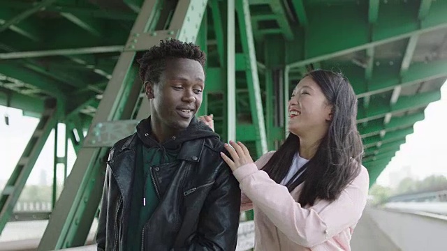 年轻女子和年轻男子在桥下约会视频素材