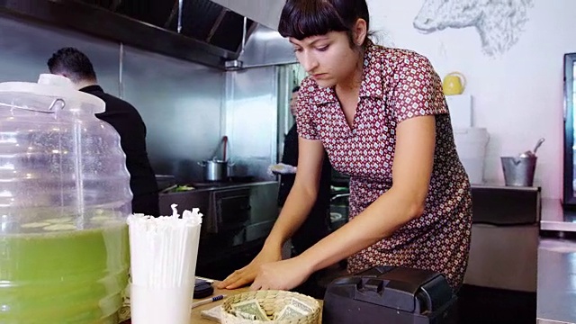Taqueria餐厅服务员给厨房员工点菜视频素材