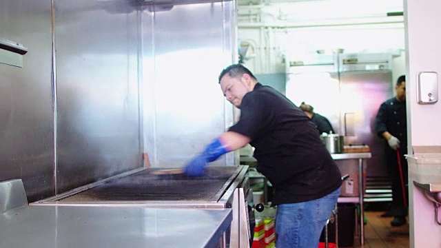 餐厅工人清洁厨房视频素材