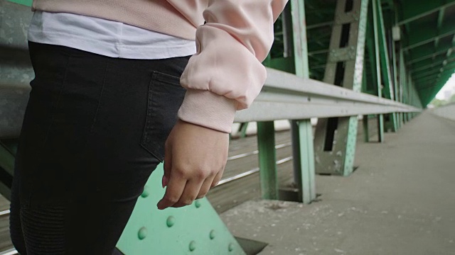 年轻女子站在桥下视频素材
