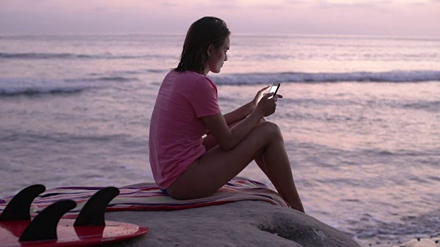 冲浪后用手机发短信的女士视频下载