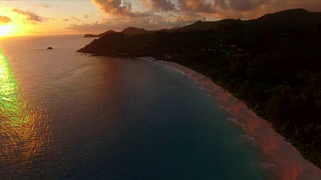 鸟瞰图:Anse Intendanse日落，Mahé岛，塞舌尔视频下载