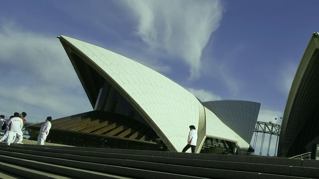 澳大利亚悉尼，人们走在悉尼歌剧院前，云在空中移动视频素材