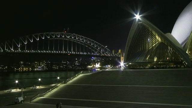 T/L WS悉尼海港大桥和晚上的海滨/ PAN悉尼歌剧院前周围的人/澳大利亚悉尼视频素材