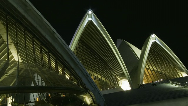 澳大利亚悉尼，悉尼歌剧院，人们在楼内的餐厅用餐时，在台阶上来来往往视频素材