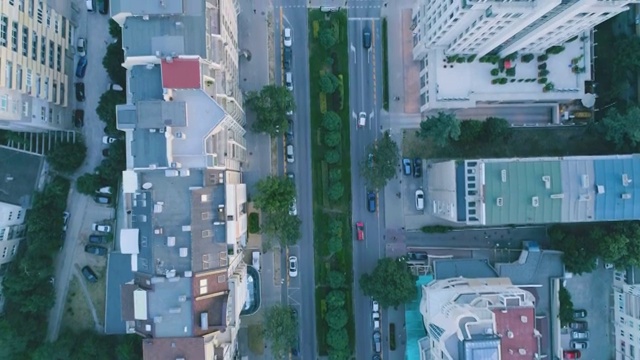 慢动作鸟瞰俯视的无人机飞过城市视频素材