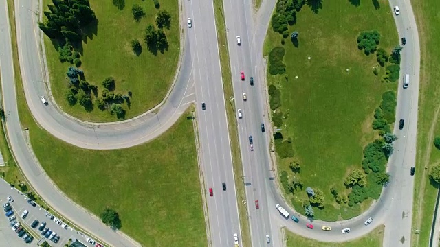 无人机飞行俯视一个大城市的高速公路和移动的汽车鸟瞰图视频下载