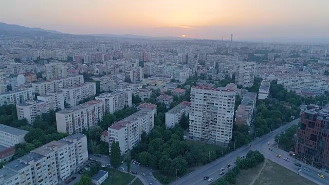 无人机上升拍摄揭示美丽的城市在日落视频素材