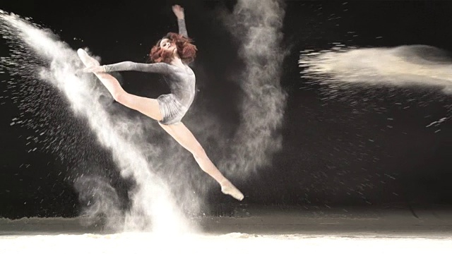 美丽的芭蕾舞演员在用粉末排练舞蹈。视频素材