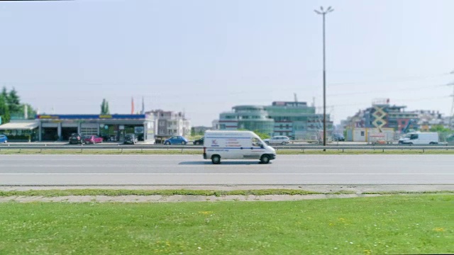 低角度的无人机拍摄的汽车行驶在城市高速公路上视频素材