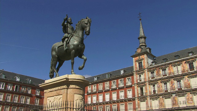 西班牙马德里市长广场上的菲利普三世雕像，背景是Panaderia之家视频素材