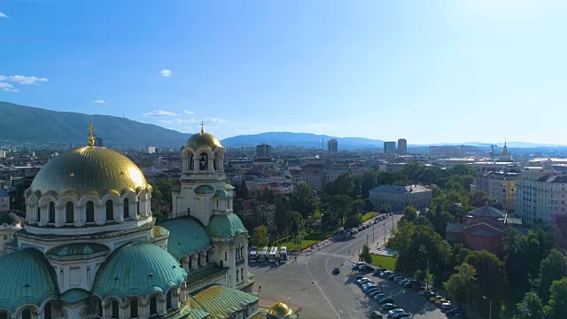 一架无人机在保加利亚索菲亚市大教堂附近飞行视频素材
