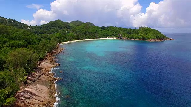 鸟瞰图:Mahé岛海岸线，塞舌尔视频下载