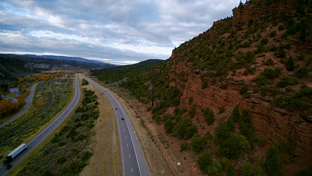 美国科罗拉多州70号高速公路的无人机视频视频素材