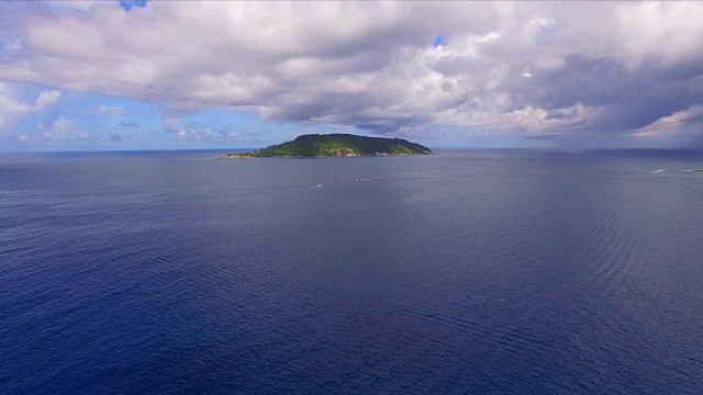 鸟瞰图:Mahé岛海岸线，塞舌尔视频下载