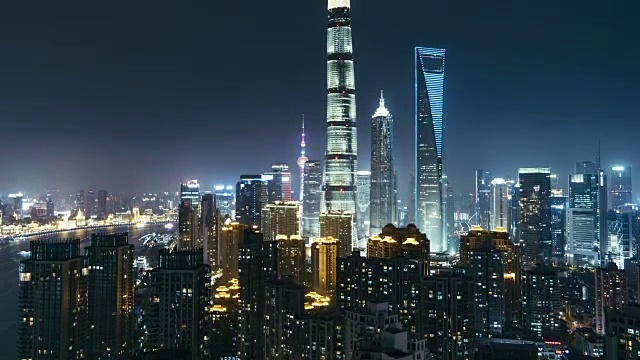 夜间上海的现代摩天大楼视频素材