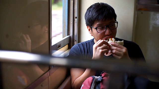 亚洲男子在火车上吃中国包子视频下载