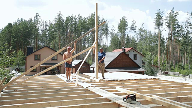 屋顶的构造。建造者做测量。视频素材