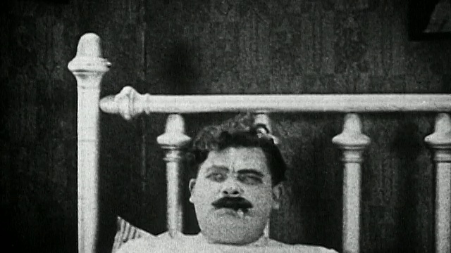 1924年黑白动画问号出现在床上的一名男子头顶/《摘桃子》视频下载