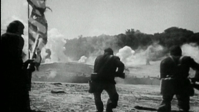1972年的黑白广角镜头再现了联邦士兵在战场上放置破旧的美国国旗和拍摄视频下载