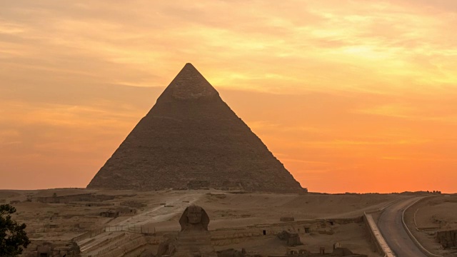 在埃及吉萨，大金字塔的时间在日落时流逝视频素材