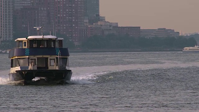 纽约水上出租车沿着哈德逊河向摄影机缓慢移动。视频素材