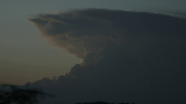 塞伦盖蒂国家公园上空的雷暴照片。视频下载