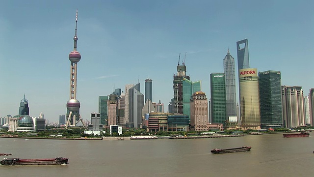 中国上海，黄浦江上的游船经过浦东天际线视频下载