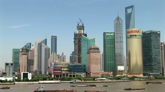 中国上海，黄浦江上的船只驶过浦东天际线视频下载