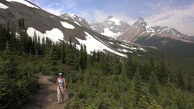 女子攀登帕克岭小径角山班夫国家公园加拿大阿尔伯塔省视频素材