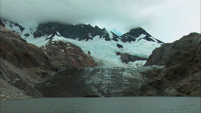 在阿根廷巴塔哥尼亚的Los Glaciares国家公园，山坡上的冰川终止于山湖视频素材