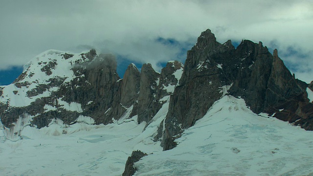 阿根廷巴塔哥尼亚冰川国家公园，雪山之上的云视频素材
