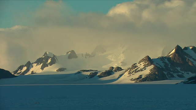WS，晨曦中白雪覆盖的山脉之上的云朵，阿根廷巴塔哥尼亚冰川国家公园视频素材