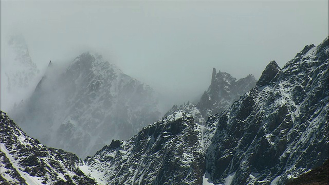 阿根廷巴塔哥尼亚冰川国家公园，雪峰之上的云视频素材