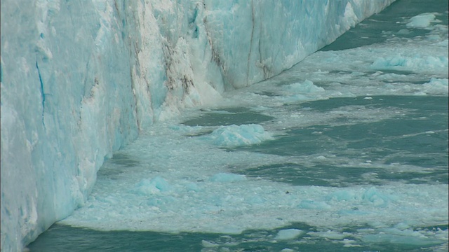 阿根廷巴塔哥尼亚的Los Glaciares国家公园，佩里托莫雷诺冰川落入水中的大块冰视频购买
