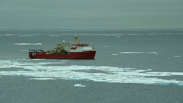 研究船在冰冷的北极水域视频下载