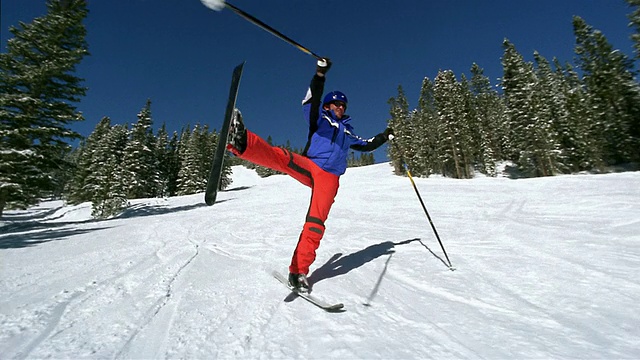 慢动作广角自由式滑雪者做前翻杆/滑冰和旋转视频素材