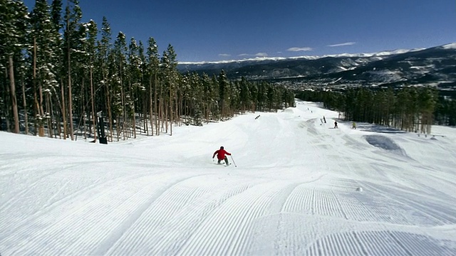 慢动作广角自由式滑雪者跳出坡道和旋转通过空气视频素材