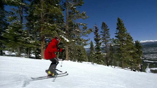 广角自由式滑雪者做弓步下坡视频素材