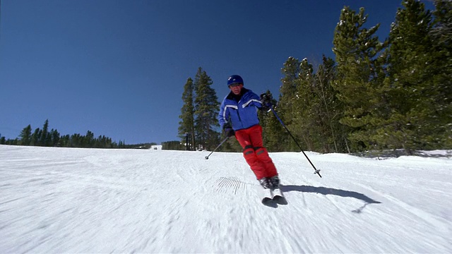 广角自由式滑雪者向CAM滑下斜坡视频素材