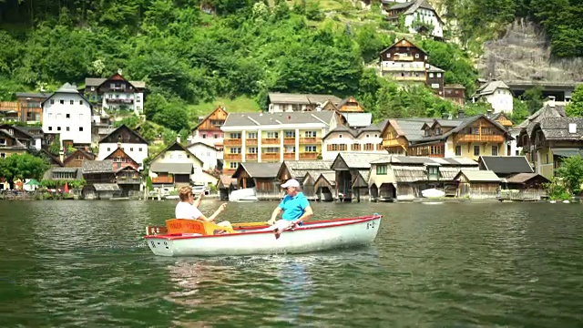 老年人在世界上，快乐的夫妇在划船在奥地利的湖视频素材