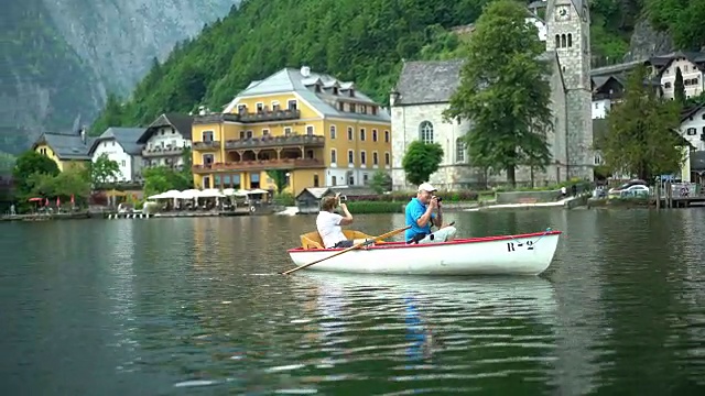 老年人在世界上，快乐的游客在划艇拍照视频素材