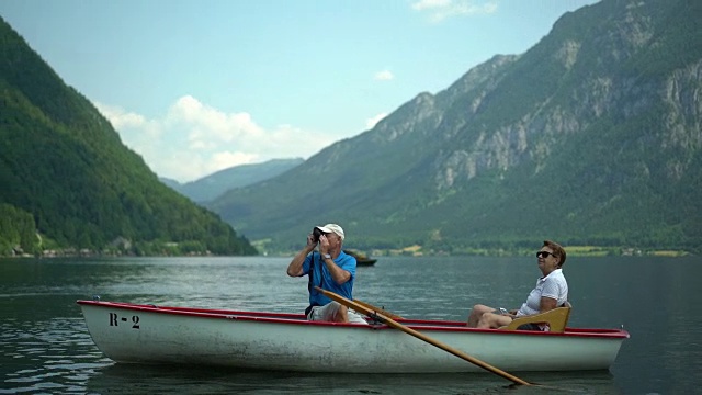 老年人在世界上，活跃的老年人在划船观光旅游视频素材